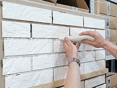 Как клеить декоративный камень на стены